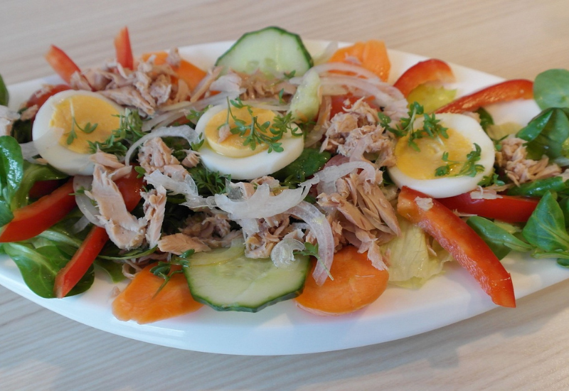 Como fazer salada de atum? Aprenda o passo a passo