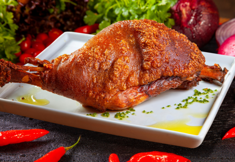 Como fazer pernil assado no forno? Confira o passo a passo