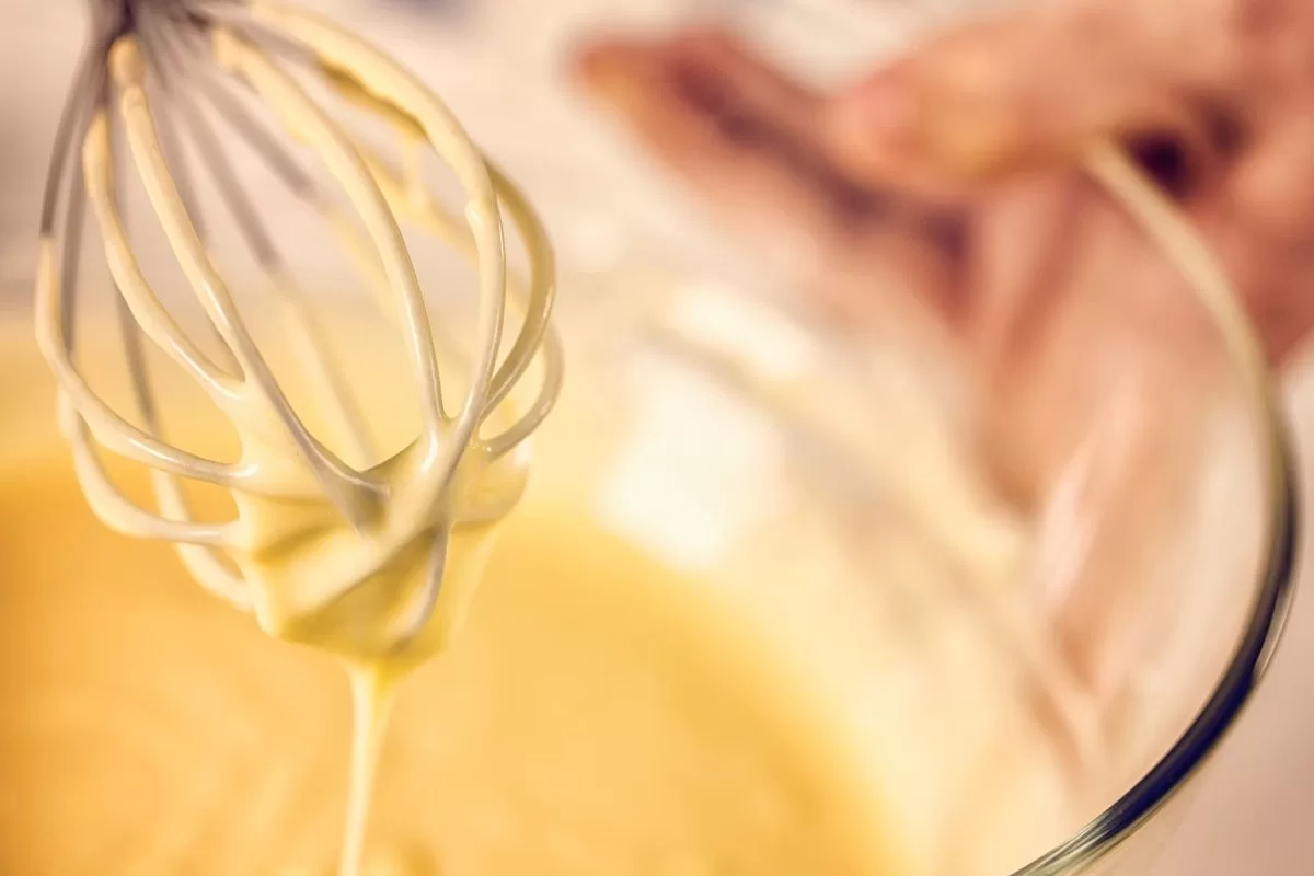 Pode comer massa crua de bolo? Saiba os riscos