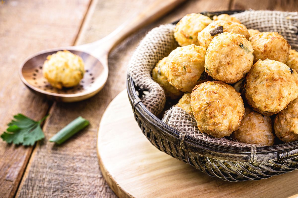 Bolinho de batata com queijo: lanche rápido e saboroso