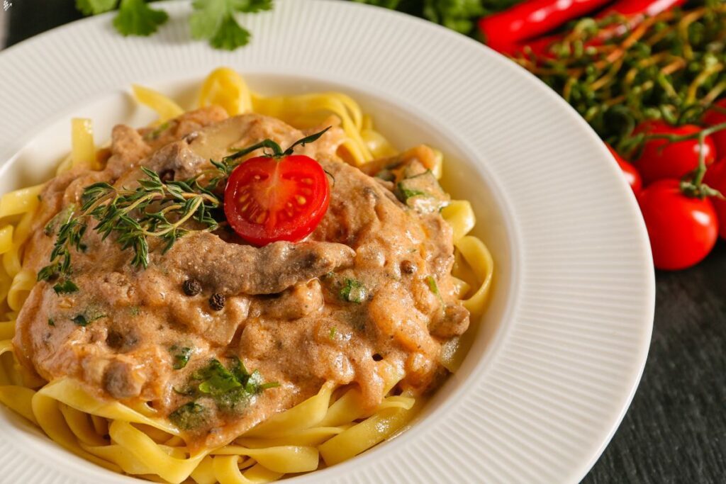 macarrão com estrogonofe