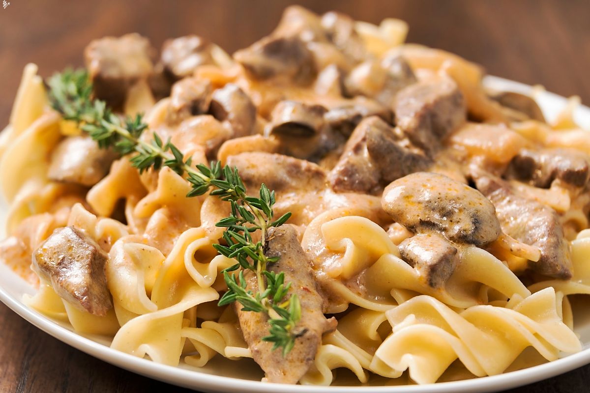 Aprenda a fazer esse delicioso macarrão com estrogonofe
