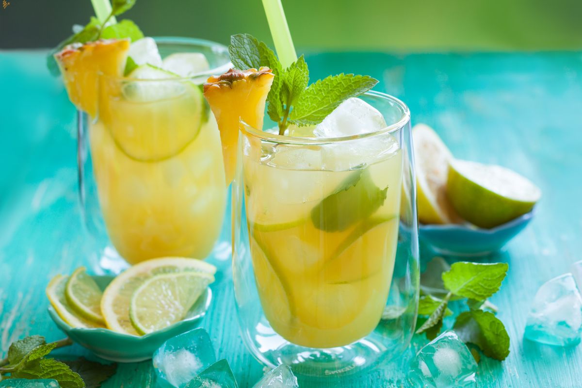 5 benefícios do suco de abacaxi com limão
