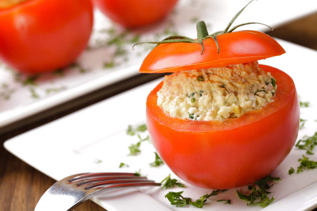 Tomate recheado fácil e rápido: aprenda o passo a passo