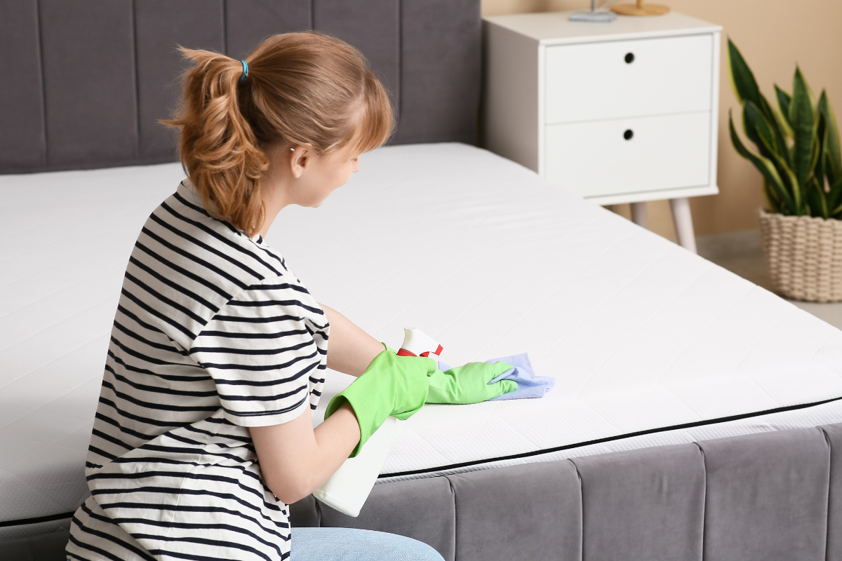 Pode borrifar álcool no colchão? Conheça essa técnica!