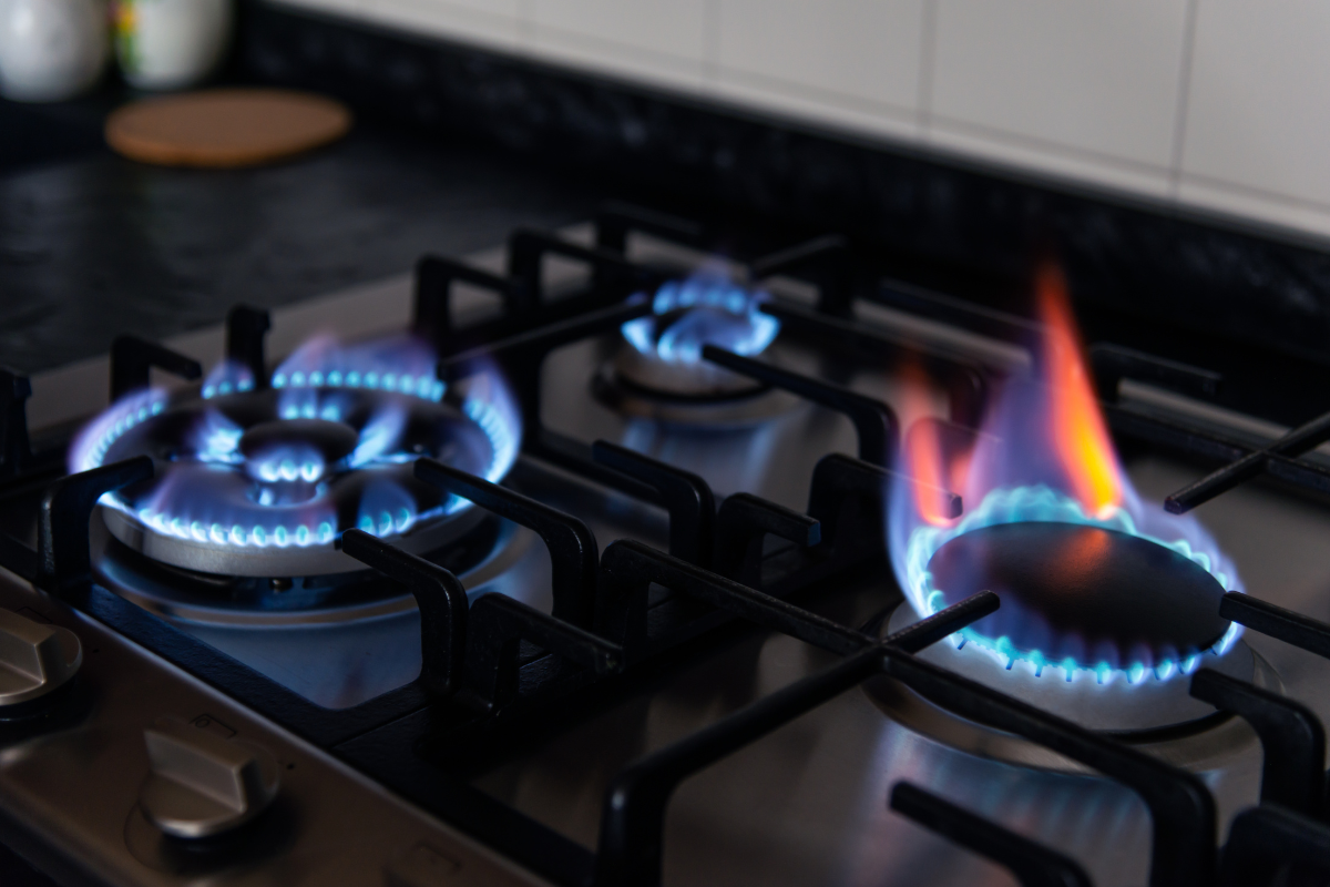 Aumentar o fogo faz a comida cozinhar mais rápido? Descubra
