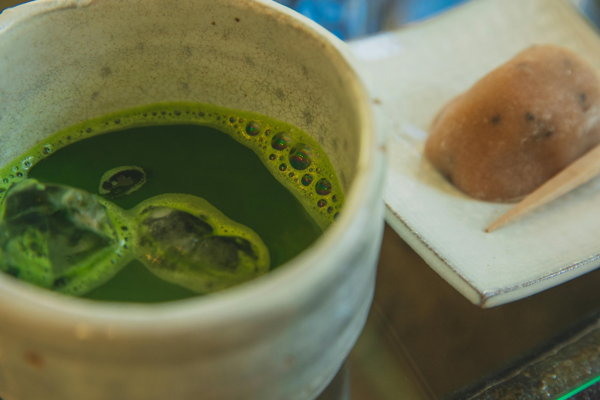 Chá verde para dormir melhor? Descubra se é verdade