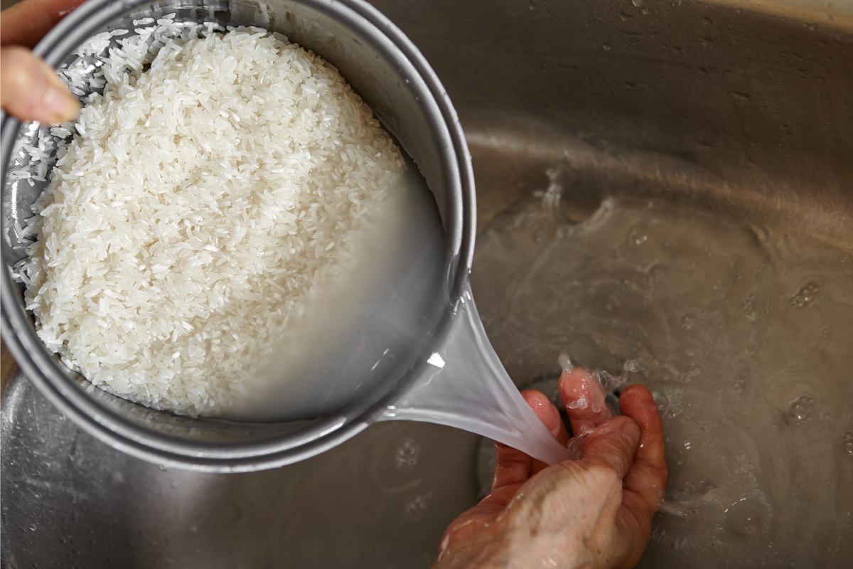 Lavar o arroz antes de cozinhar é certo ou errado? Saiba agora