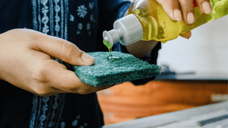 Conheça os principais tipos de detergente e suas funções