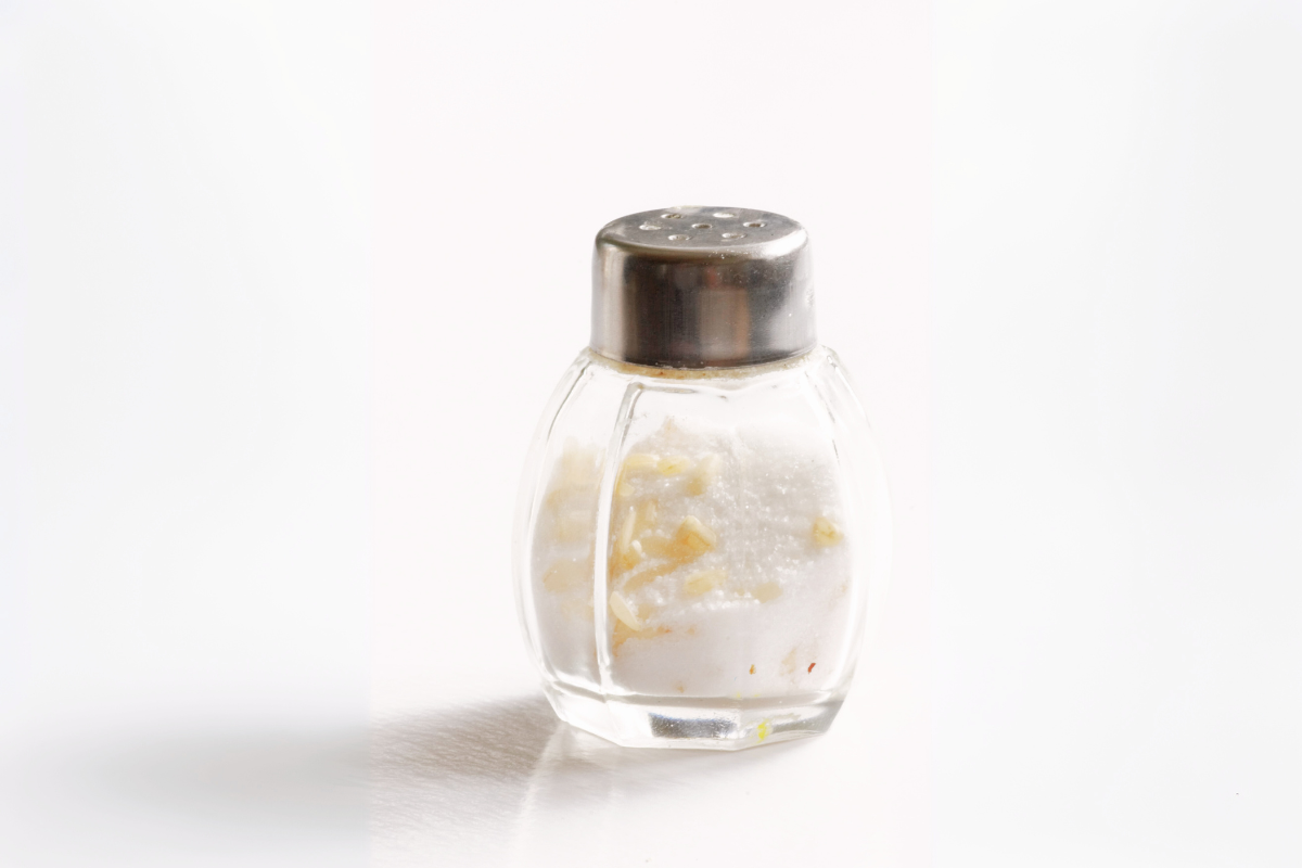 Por que algumas pessoas colocam arroz dentro do saleiro?