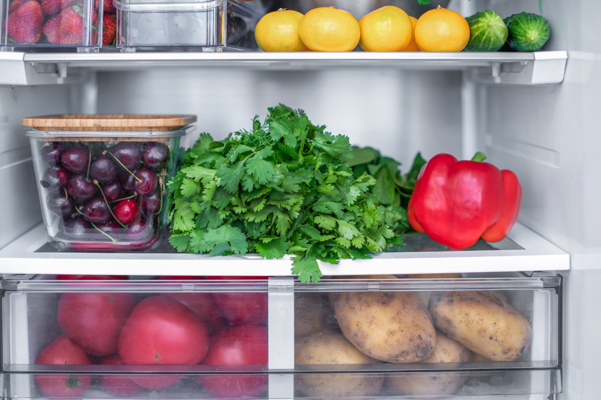 Como evitar que os alimentos absorvam o cheiro forte da geladeira?