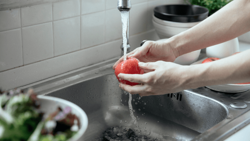 Qual a melhor forma de lavar frutas e legumes para tirar agrotóxicos?