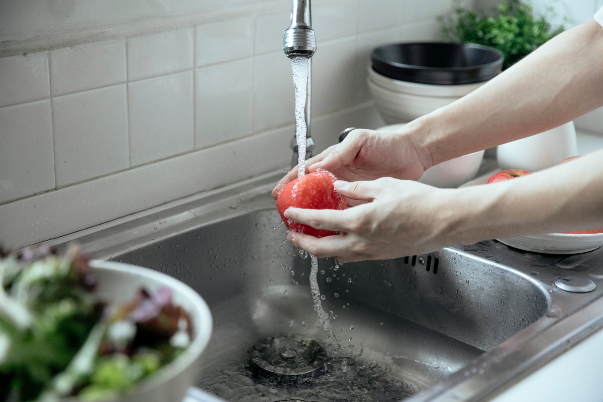 Qual a melhor forma de lavar frutas e legumes para tirar agrotóxicos?