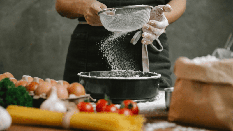 Por que algumas receitas pedem para peneirar a farinha de trigo?