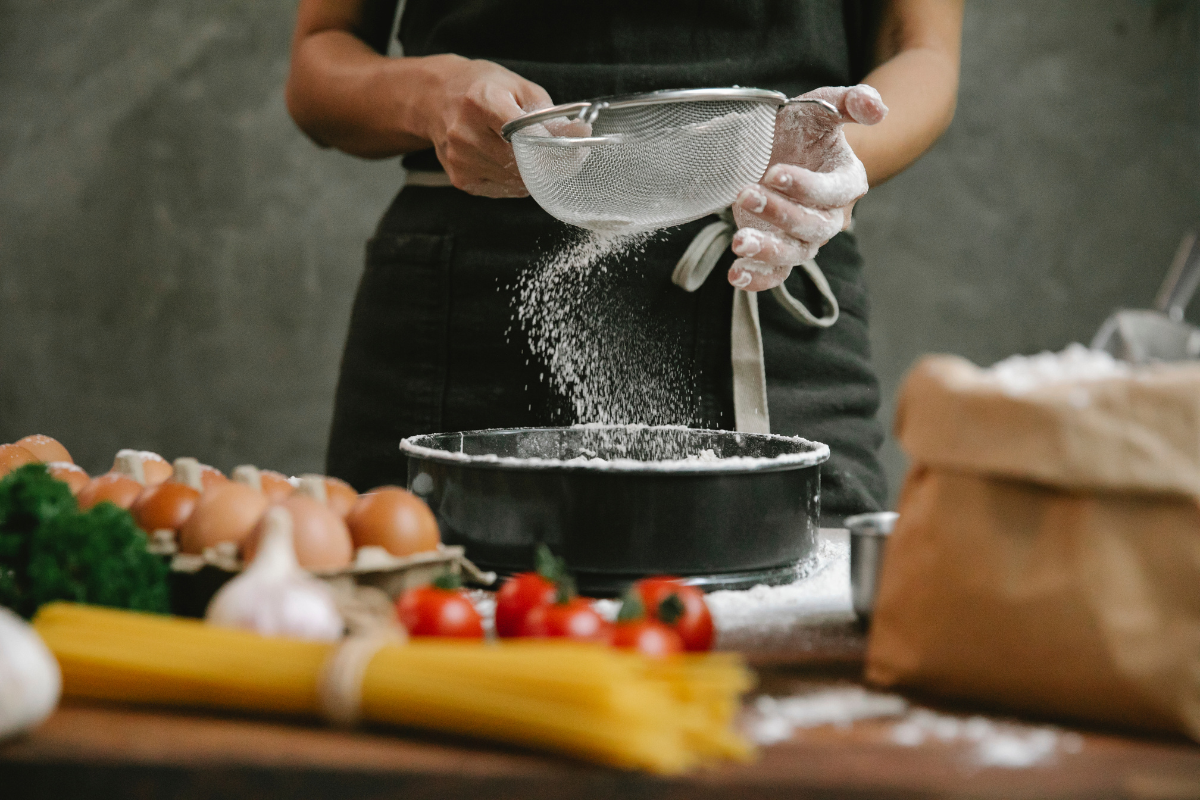 Por que algumas receitas pedem para peneirar a farinha de trigo?
