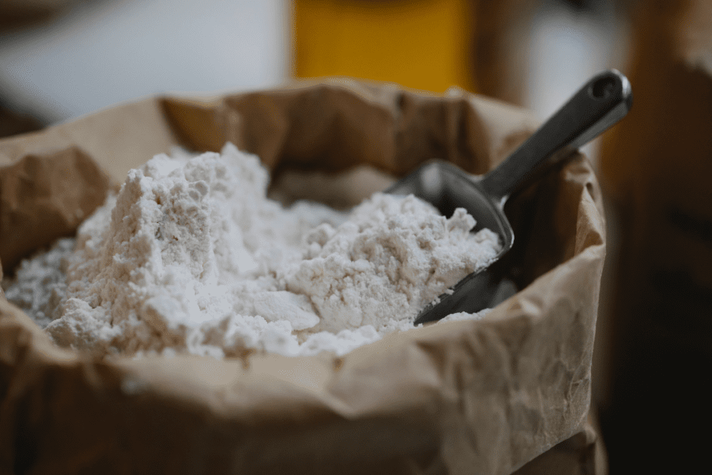peneirar farinha de trigo