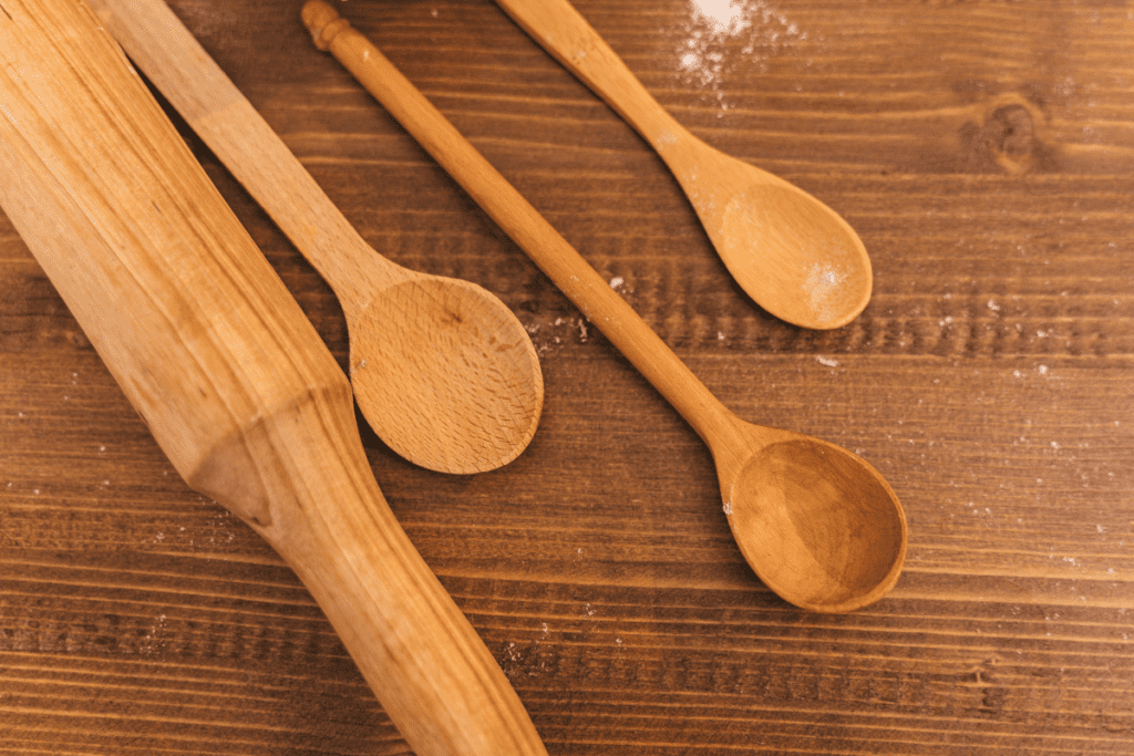 utensílios de madeira na lava-louças