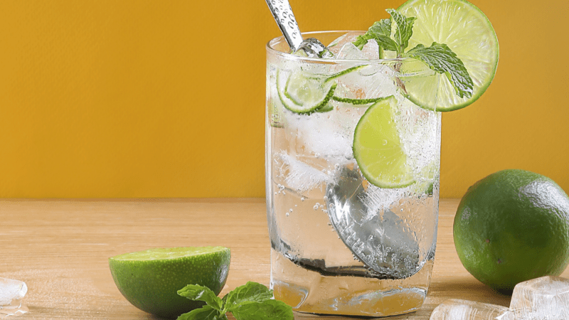 Beber água com limão realmente emagrece? Conheça benefícios