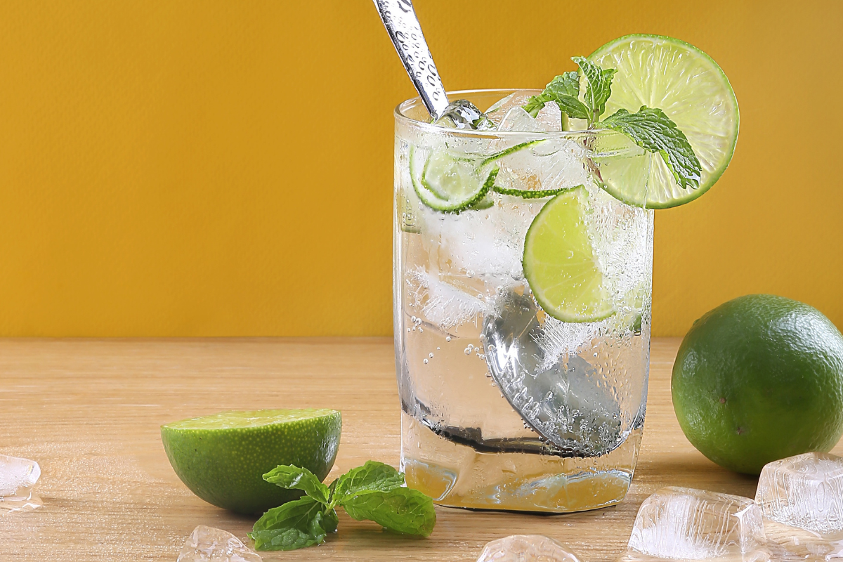 Beber água com limão realmente emagrece? Conheça benefícios