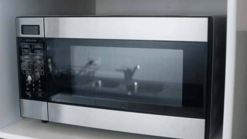 É perigoso esquentar água ou leite no micro-ondas?