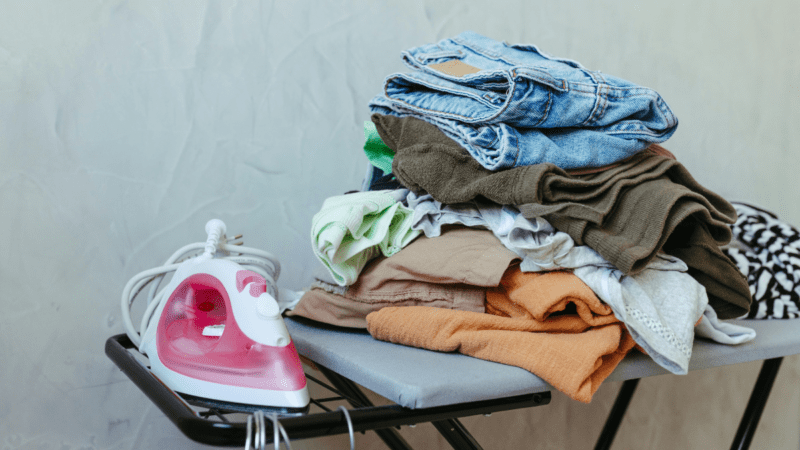 3 dicas para desamassar roupa sem usar ferro de passar