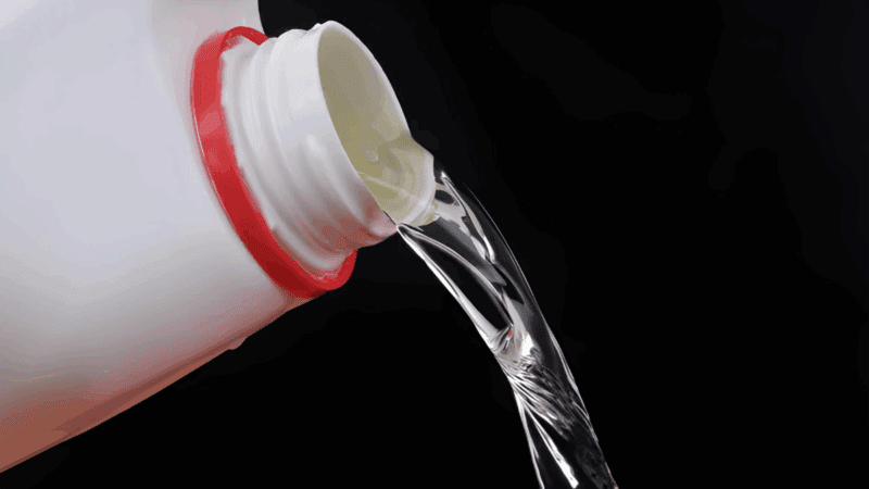 5 coisas que você jamais deve fazer com a água sanitária