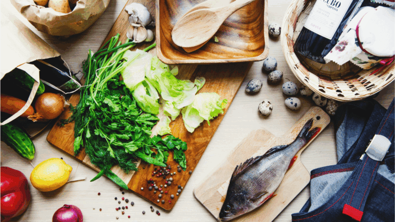 Como tirar o cheiro forte do peixe antes de cozinhar