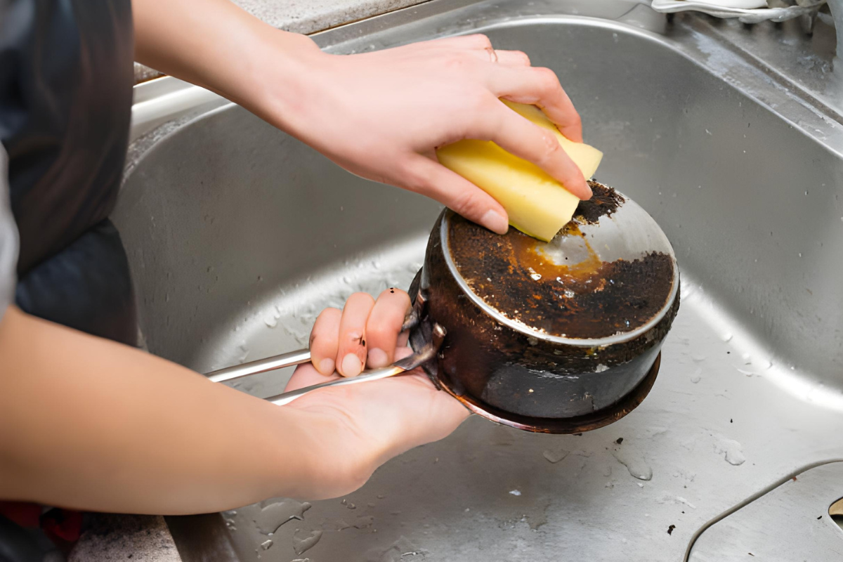 Como limpar panela queimada sem esforço