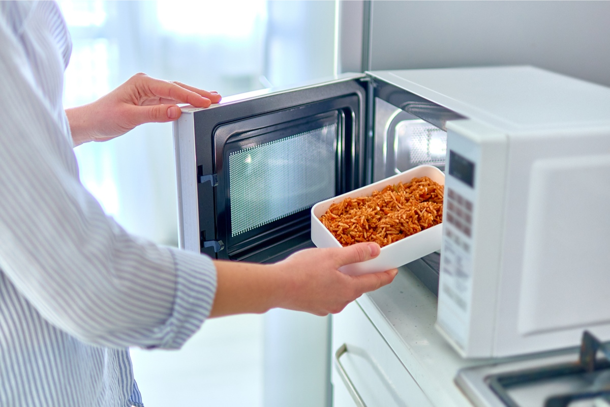Esquentar arroz no micro-ondas faz mal? Verdades e mitos