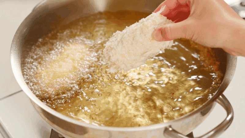 Dá para reutilizar óleo de fritura? Entenda os riscos e cuidados