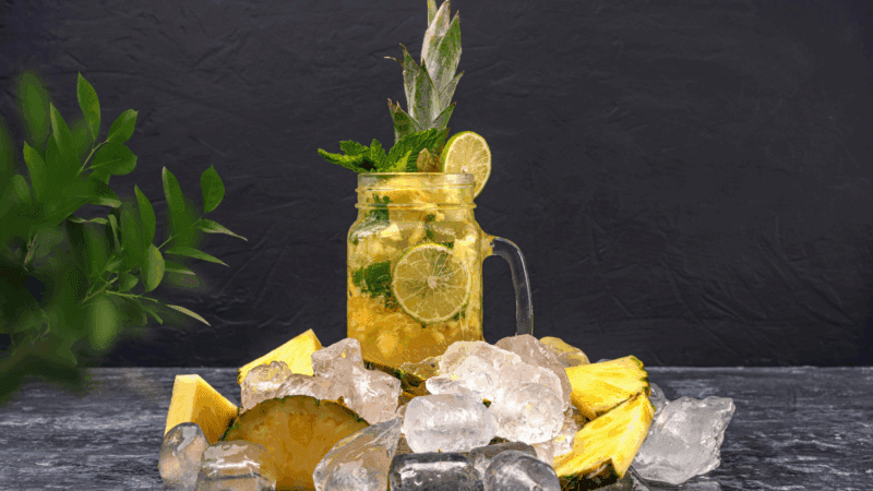 Suco detox de abacaxi com hortelã e gengibre