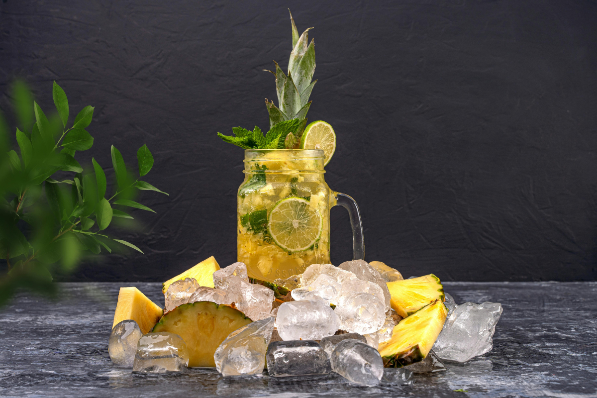 Suco detox de abacaxi com hortelã e gengibre