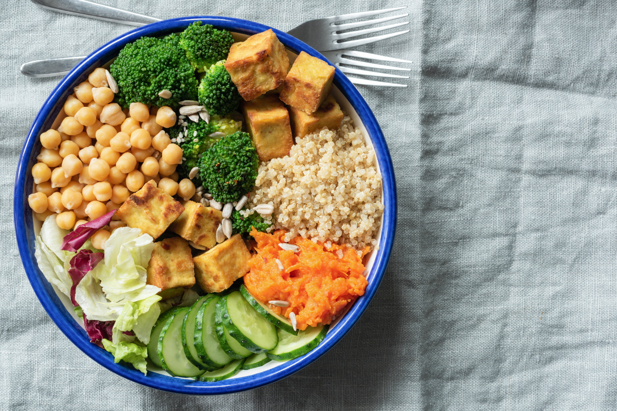 Como montar uma salada completa e nutritiva