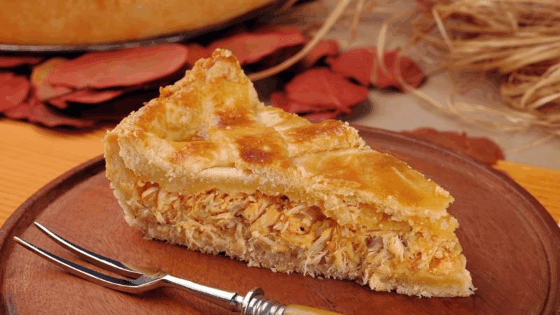 Como fazer de torta de frango cremosa com massa podre derretendo na boca