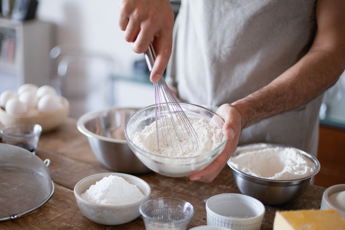 Farinha de trigo, farinha de rosca e farinha panko: diferenças e quando usar