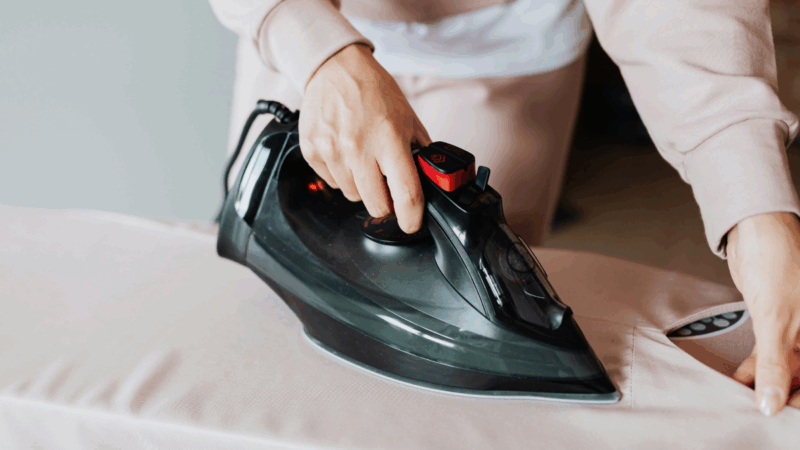 Dicas e truques para passar roupas com segurança