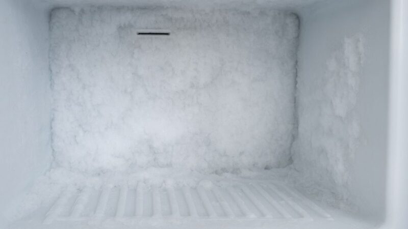 O que significa quando o freezer cria muito gelo? Entenda as causas e como resolver
