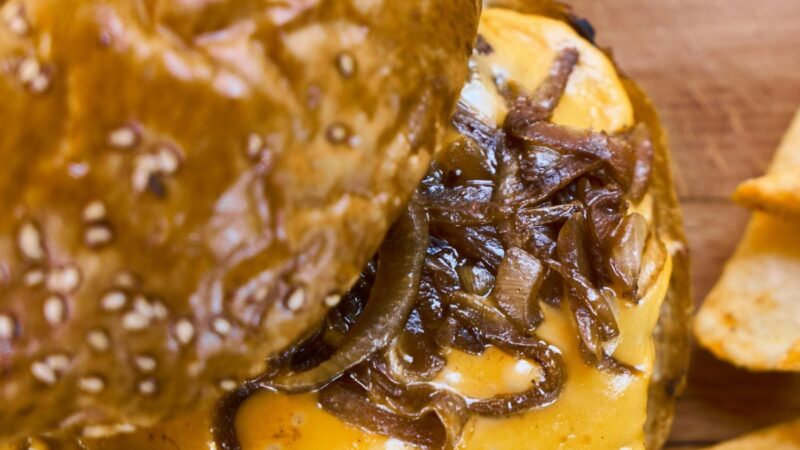 Como fazer cebola caramelizada em casa: passo a passo simples e saboroso