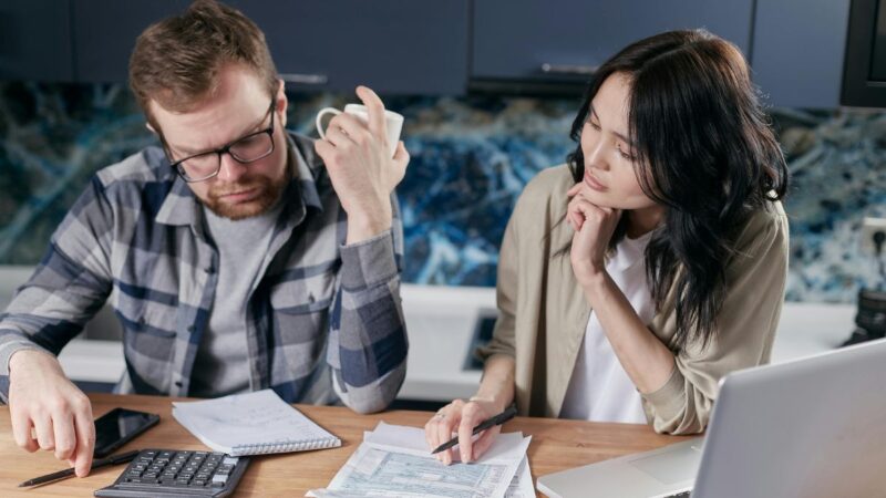 5 erros financeiros que te impedem de guardar dinheiro sem perceber