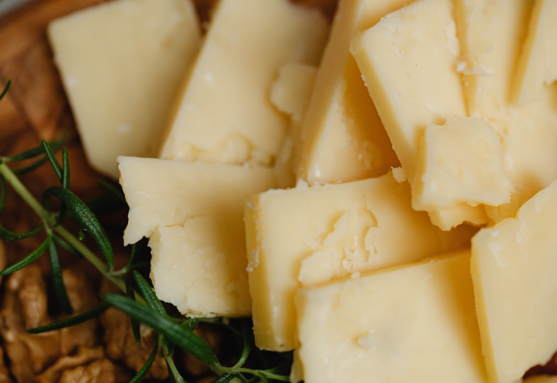 Vale a pena fazer queijo em casa? Conheça vantagens e desvantagens