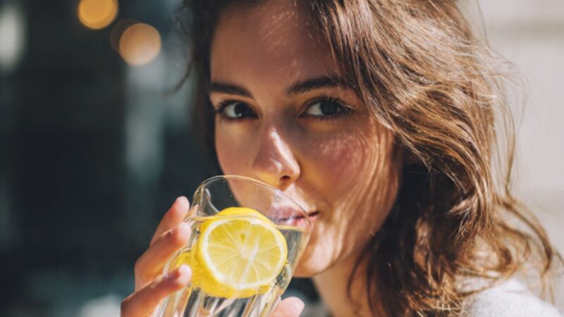 O que acontece se você beber água com limão todos os dias