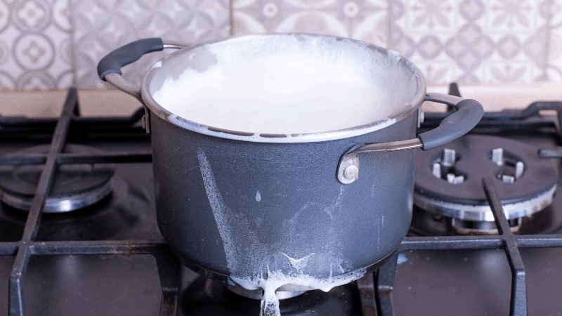 O que fazer quando o leite derrama ao ferver
