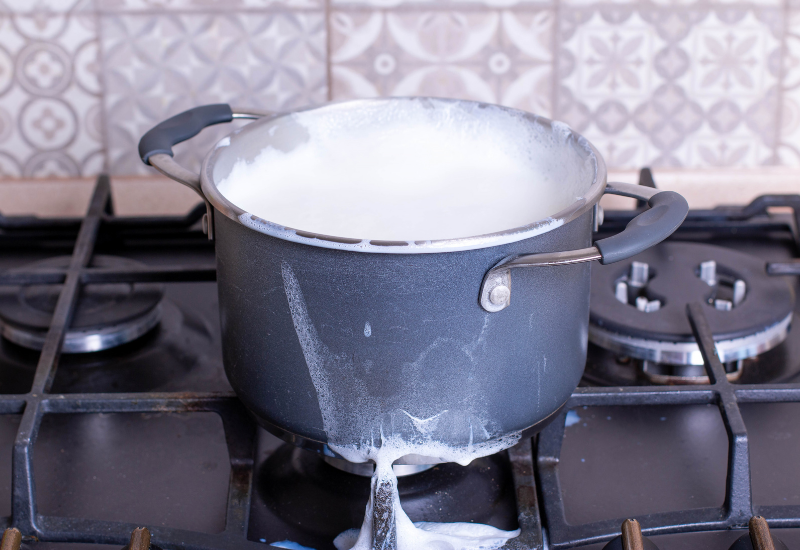 O que fazer quando o leite derrama ao ferver
