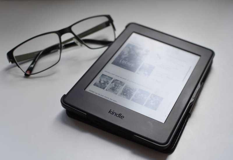 Vale a pena comprar um Kindle em 2026? Veja dicas e preços