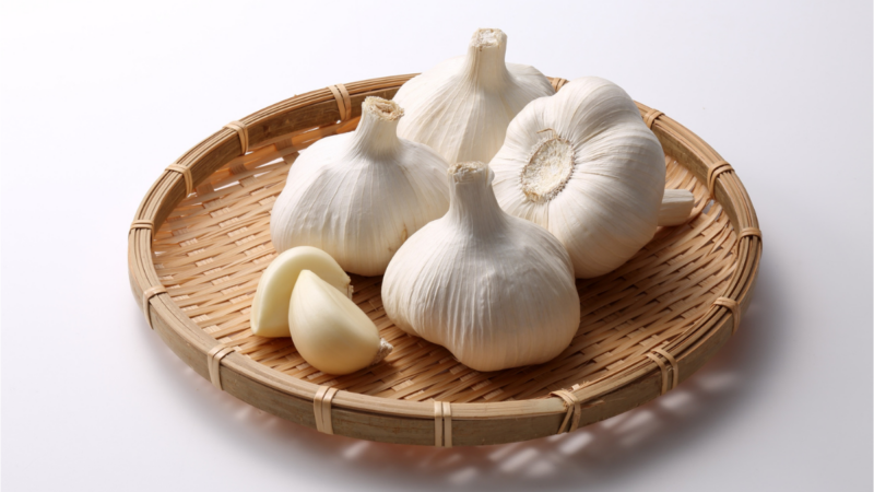 O jeito certo de guardar alho para ele durar até 1 mês sem estragar