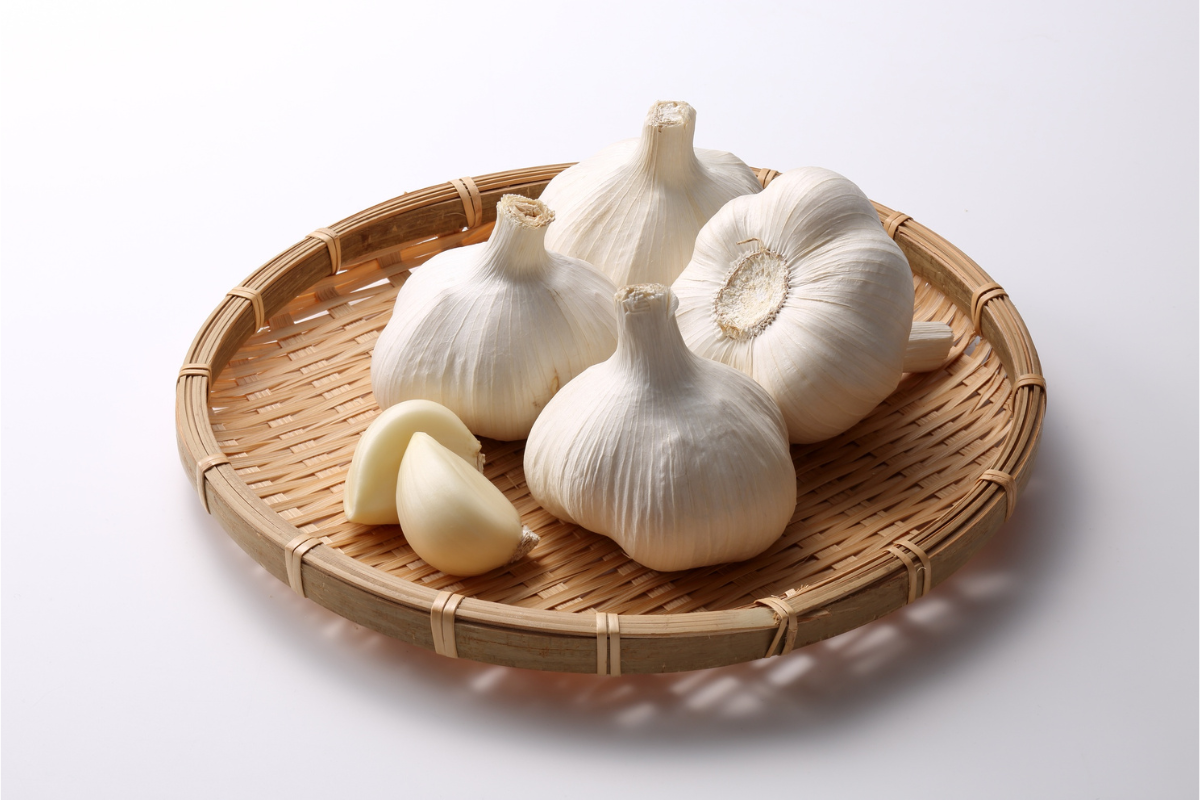 O jeito certo de guardar alho para ele durar até 1 mês sem estragar