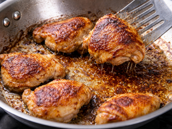 Por que a comida gruda na panela mesmo com óleo?