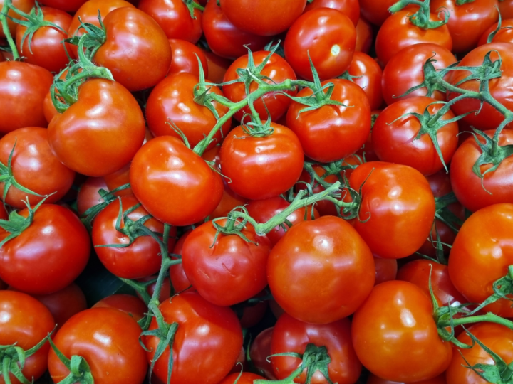 Você está guardando tomate errado (por isso estraga tão rápido)
