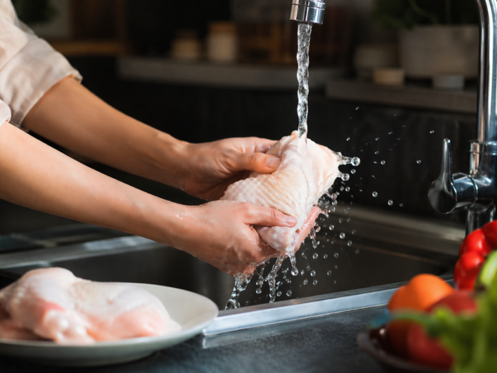 Por que você nunca deve lavar frango antes de cozinhar