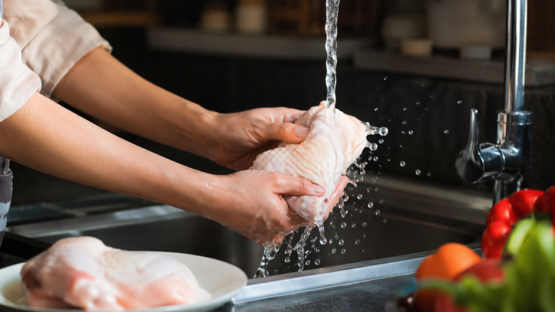 Por que você nunca deve lavar frango antes de cozinhar